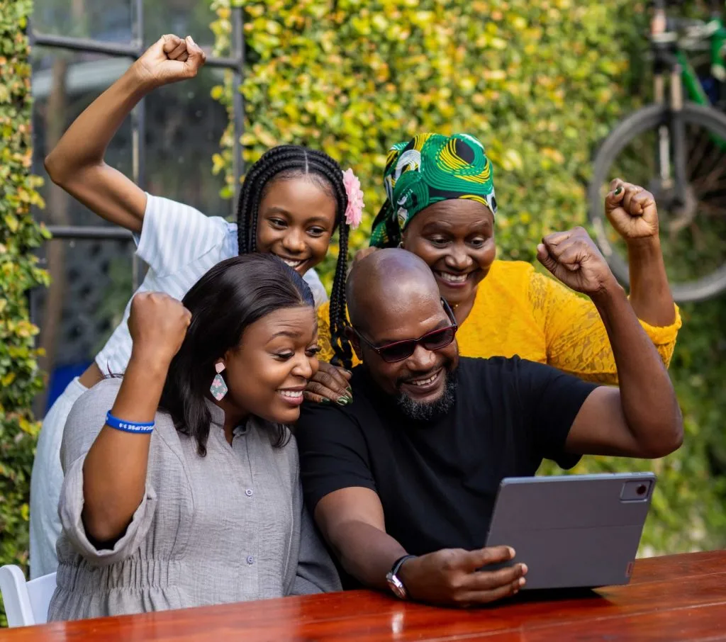 Clientes celebrando o sucesso financeiro com o aplicativo Microbanco Sólido