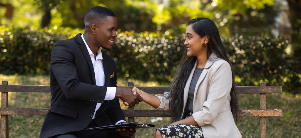 Cliente e consultor do Microbanco Sólido apertando as mãos soluções financeiras digitais