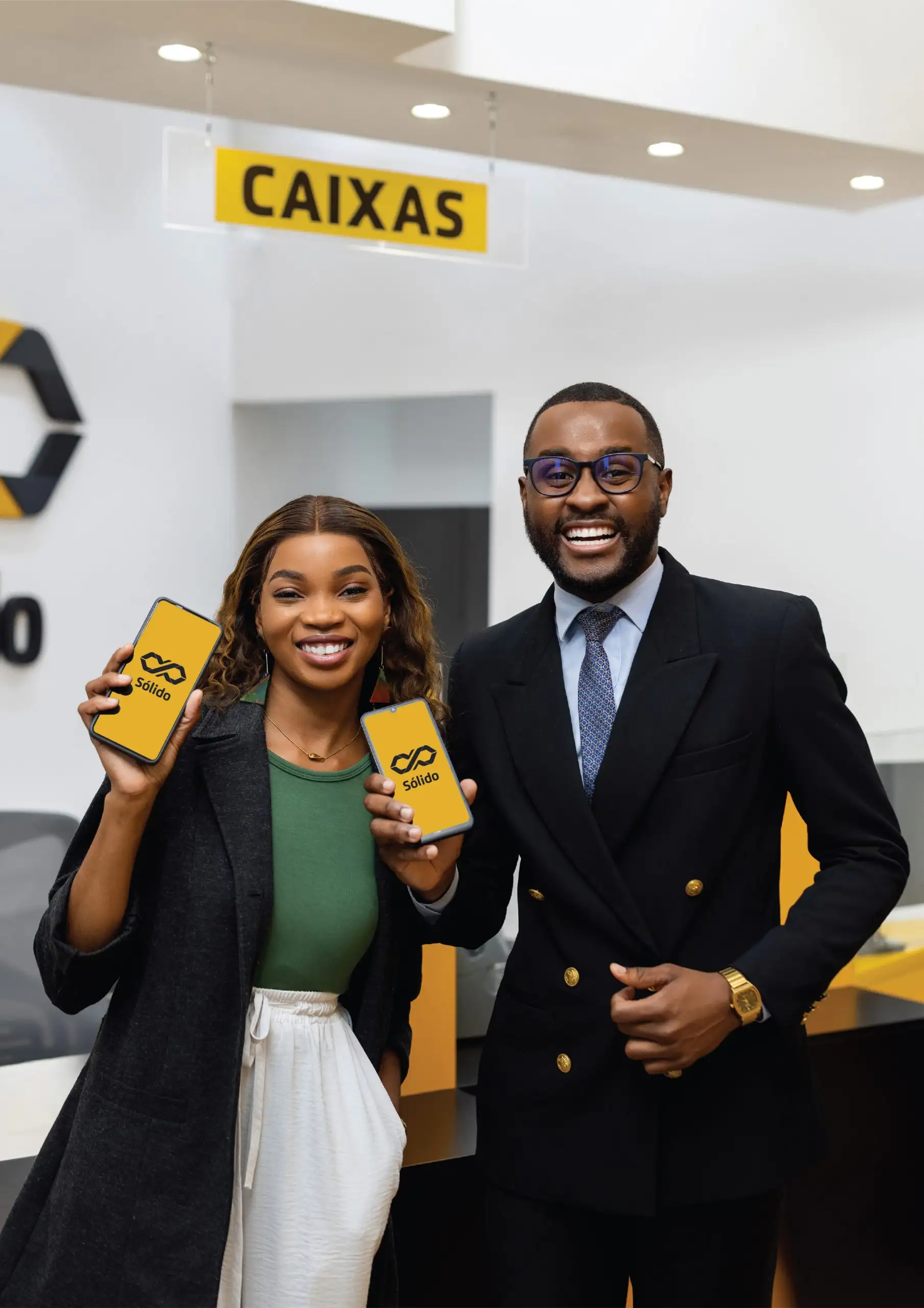 Clientes felizes mostrando o app do Microbanco Sólido soluções de banking digital